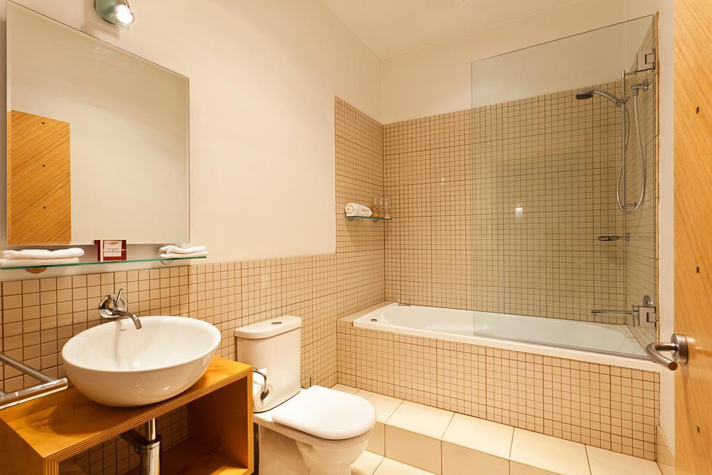 Twofourtwo Boutique Apartments Launceston Room photo